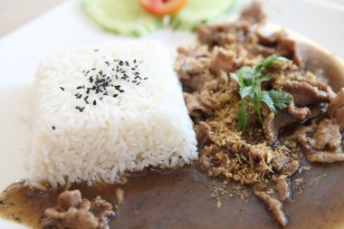 Kızarmış domuz ile pirinç