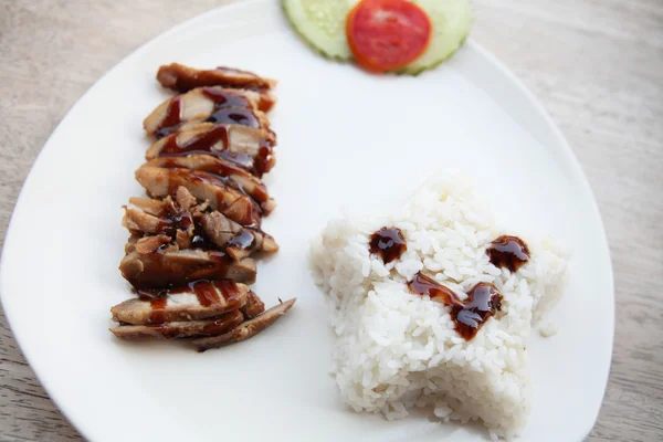 Arroz teriyaki de frango grelhado em fundo de madeira — Fotografia de Stock