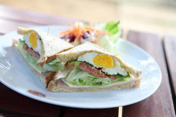 Club sandwich med på trä bakgrund — Stockfoto