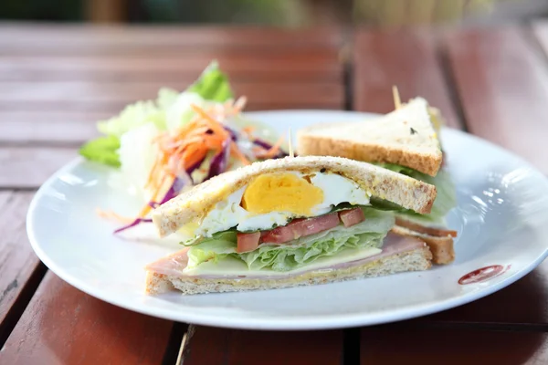 Club sandwich met op hout achtergrond — Stockfoto