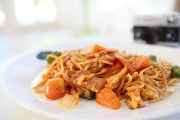 Espaguete com molho de presunto e tomate — Fotografia de Stock
