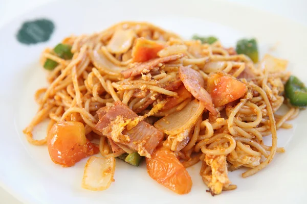 Spaghetti met ham en tomatensaus — Stockfoto