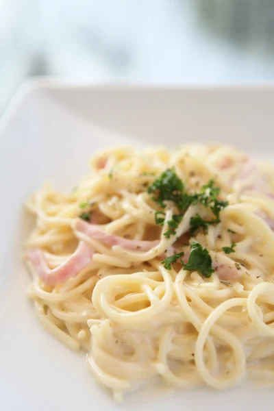 Salsa blanca de espaguetis con jamón — Foto de Stock