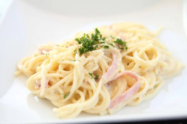 Spaghetti mit Schinken — Stockfoto