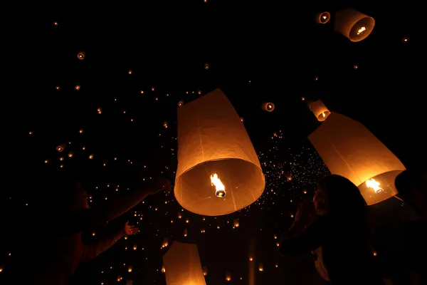 CHIANGMAI, TAILÂNDIA - OUTUBRO 24: Lanterna flutuante tailandesa . — Fotografia de Stock