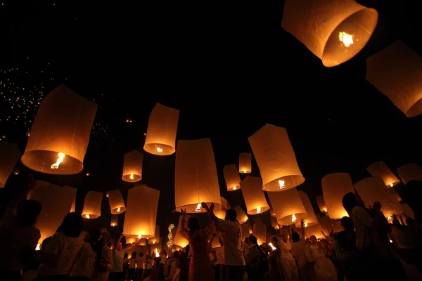 Chiangmai, thailand - 24 oktober: thailändska svävande lykta. — Stockfoto