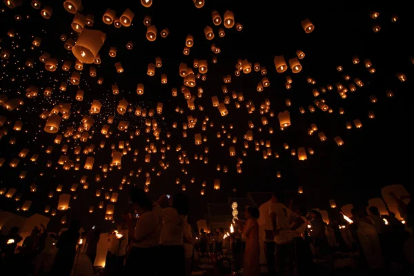 CHIANGMAI, TAILANDIA - 24 DE OCTUBRE: Linterna flotante tailandesa . — Foto de Stock