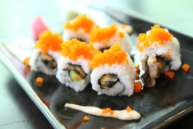 yılan balığı ve Maki sushi avokado