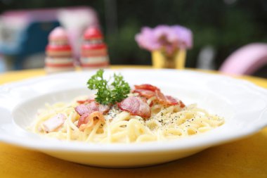 Pastırma ve peynirli spagetti.