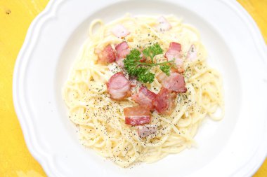 Pastırma ve peynirli spagetti.