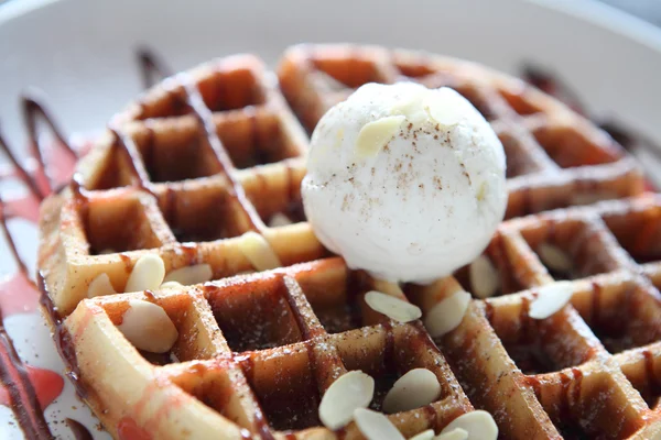 Waffle com sorvete no fundo de madeira — Fotografia de Stock