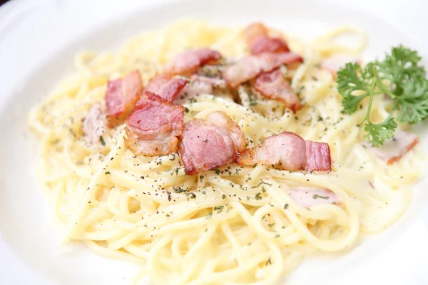 Spaghetti Carbonara mit Speck und Käse — Stockfoto