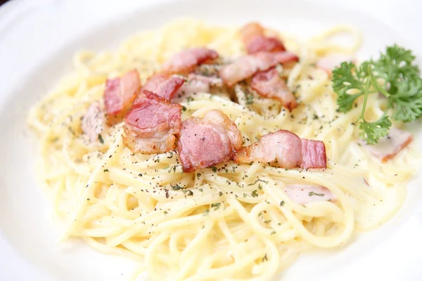 Espaguetis carbonara con tocino y queso — Foto de Stock