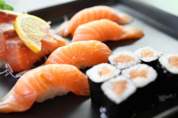 Набор суши из лосося — стоковое фото