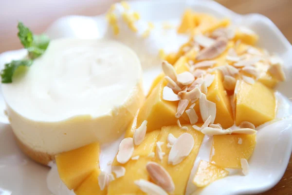 Ostkaka med mango — Stockfoto