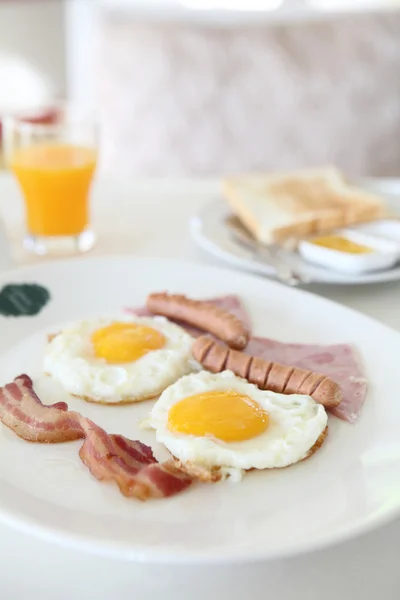 Snídaně se slaninou, sázeným vejcem a pomerančový džus — Stock fotografie