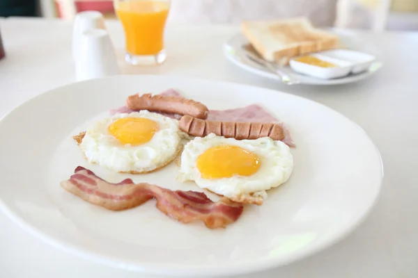 Reggeli, bacon, tükörtojás, narancslé — Stock Fotó