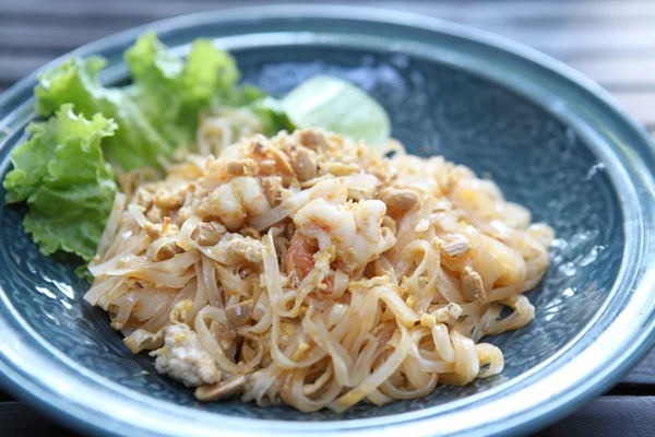 Thais eten padthai gebakken noedels met garnalen — Stockfoto