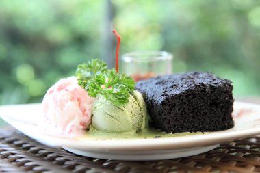 çikolata lav kek dondurma ile