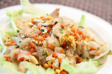 Tavuklu kızarmış erişte.