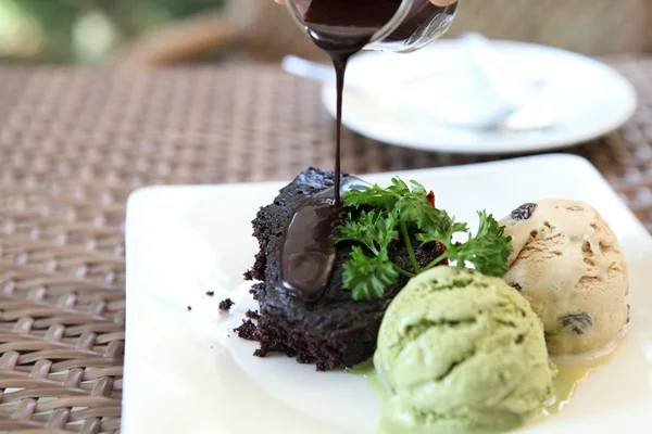 çikolata lav kek dondurma ile