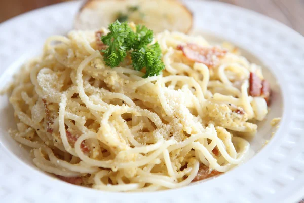 Espaguetis carbonara con tocino y queso — Foto de Stock