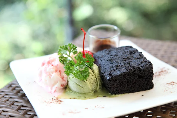 アイスクリームとチョコレートの溶岩ケーキ — ストック写真