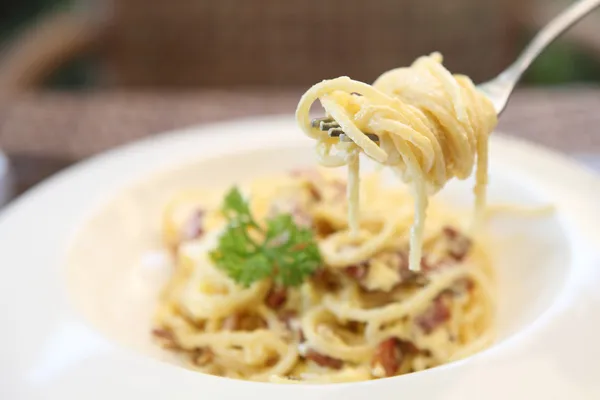 Espaguetis carbonara con tocino y queso —  Fotos de Stock
