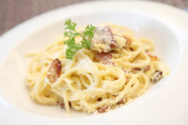 Espaguetis carbonara con tocino y queso — Foto de Stock