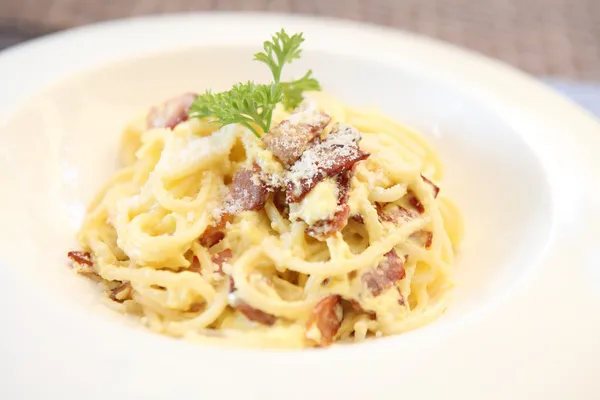 Espaguetis carbonara con tocino y queso —  Fotos de Stock