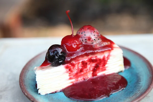 イチゴソースのクレープケーキ — ストック写真