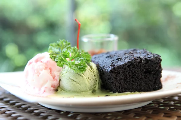 アイスクリームとチョコレートの溶岩ケーキ — ストック写真