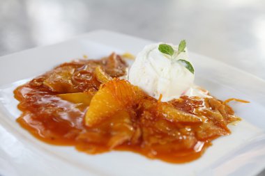 portakal soslu ve dondurmayla krep