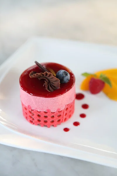 Strawberry mousse cake with fruit — Stock Photo, Image