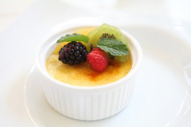 Creme brulee. geleneksel Fransız vanilyalı krema tatlısı ile frui