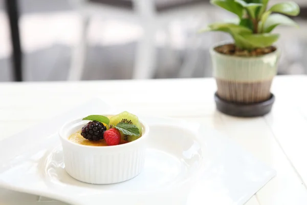 Crème brûlée. traditionell fransk vanilj grädde dessert med frukt — Stockfoto