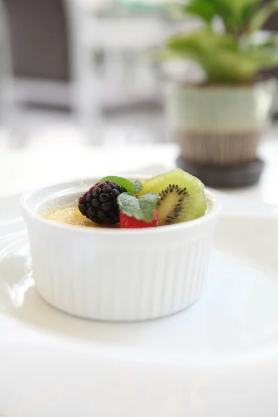 Crème brulee. traditionele Franse vanille crème dessert met frui — Stockfoto