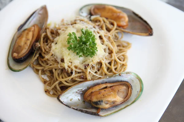 Espaguetis con mejillones — Foto de Stock