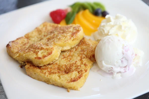 Pain perdu avec crème glacée et fruits — Photo