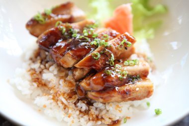 ızgara tavuk teriyaki pirinç ahşap zemin üzerinde