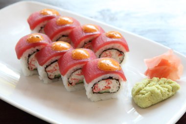 somon ve avokado ile Kaliforniya rulo