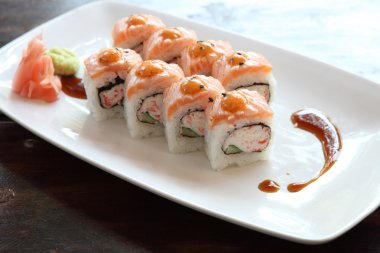 somon ve avokado ile Kaliforniya rulo