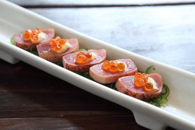 havyar ile ızgara orkinos