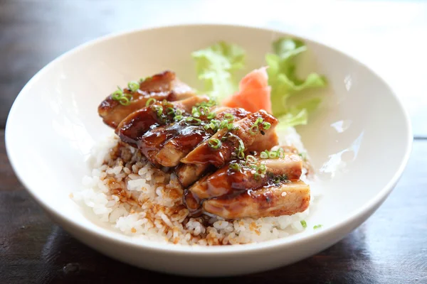 Arroz teriyaki de frango grelhado em fundo de madeira — Fotografia de Stock