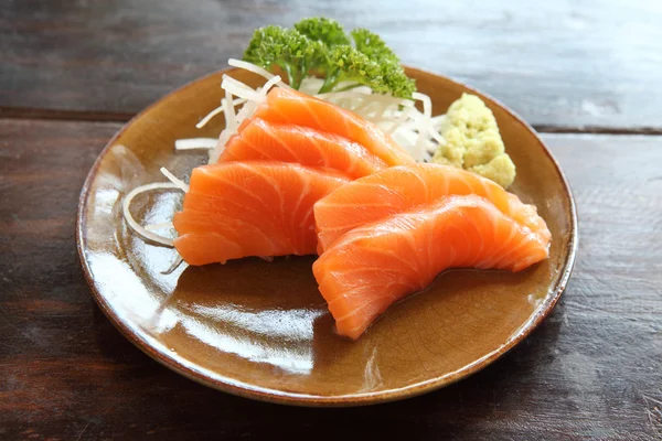 Salmão sashimi isolado em fundo branco — Fotografia de Stock