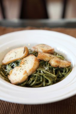 ahşap zemin üzerine pesto soslu spagetti