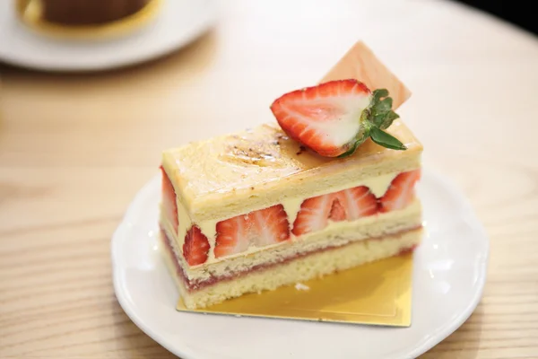Φράουλα τούρτα στο ξύλο — Φωτογραφία Αρχείου