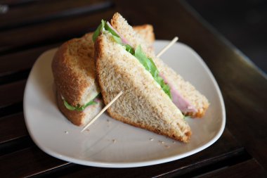 sandviç salam ve peynir