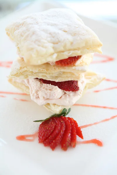 Fraises et crème fraîche millefeuille désert — Photo