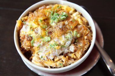 Katsudon - Japon derin kızarmış domuz pirzola (tonkatsu) için tedavi